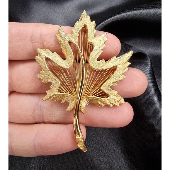 Vintage MONET Gold-Tone Leaf Brooch Pin Maple Leaf Design Elegant - Picture 4 of 5